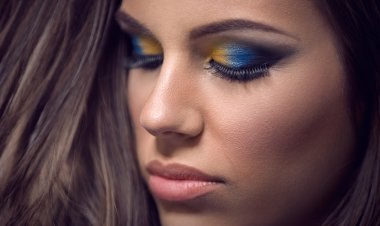 uzun renkli Kahverengi saç ve makyaj genç kadınla