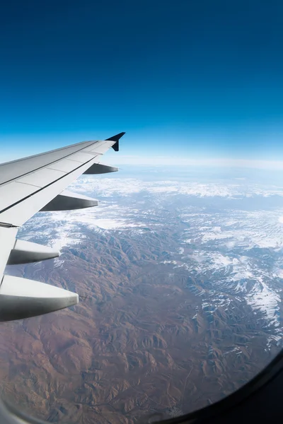Erde aus einem Flugzeugfenster — Stockfoto