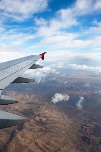 Himmel sett genom fönstret på ett luftfartyg — Stockfoto