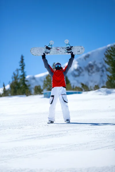 Snowboarder met snowboard — Stockfoto