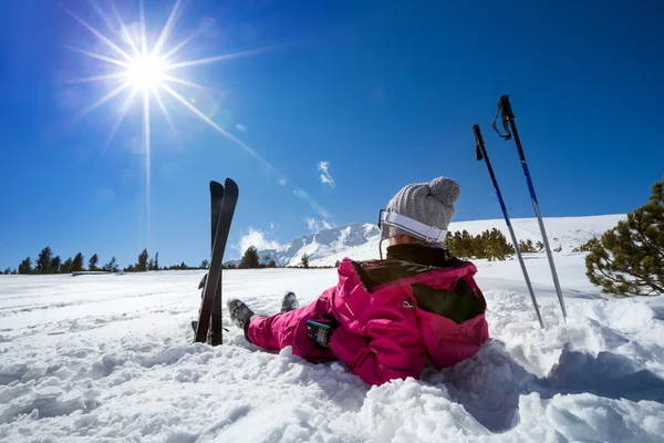 Kvinnan skidåkare njuta i solig vinterdag — Stockfoto