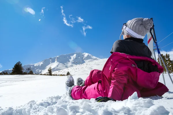 겨울 자연 즐기는 여자 — 스톡 사진