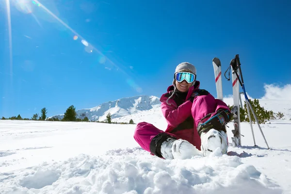 Skifahrer rastet auf der Piste aus — Stockfoto