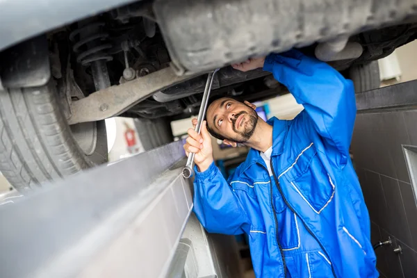 Mechanic under the car — Zdjęcie stockowe