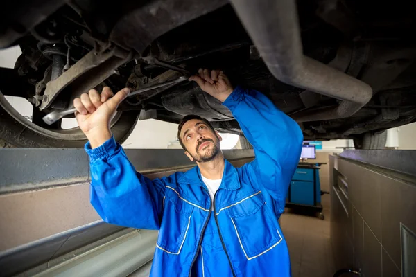 Un meccanico sta controllando lo stato tecnico — Foto Stock