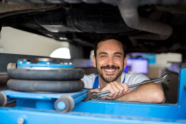 Spokojený muž mechanik — Stock fotografie