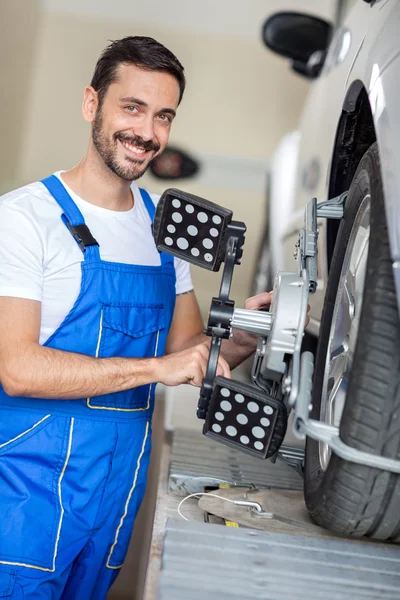 Serviceman checking wheel — Stock Photo, Image