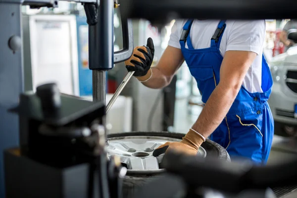 Mechanikai műszerész helyett gumi kerék — Stock Fotó