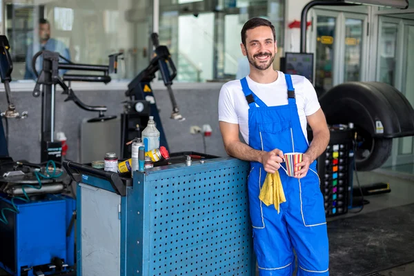 Ingegnere maschio soddisfatto — Foto Stock