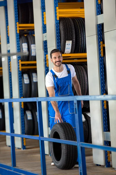 Auto mechanic has sold a car tire — Stock Photo, Image