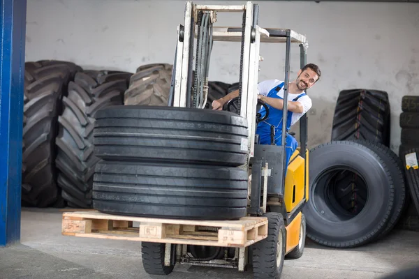 Carretilla elevadora lleva vender neumáticos de coche —  Fotos de Stock