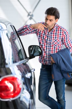 Yeni bir araba showroom baktılar adam inceliyor