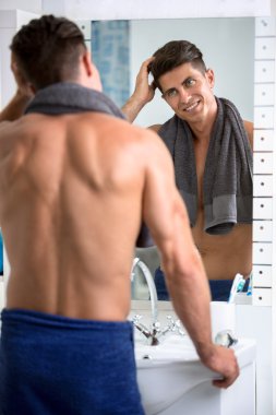 Yakışıklı adam onun banyoda