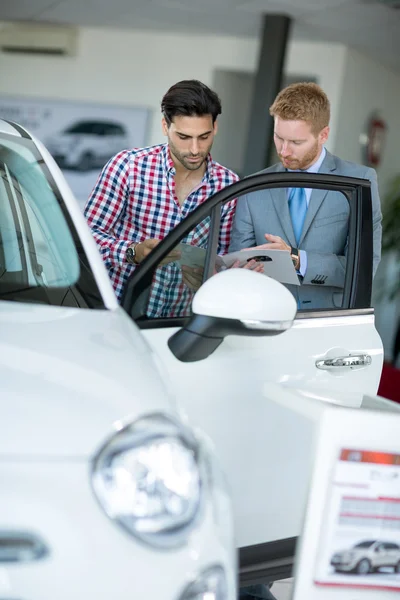 Bilen agent visar fordonets manlig klient — Stockfoto