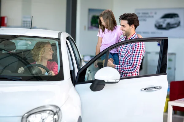 Família feliz escolhe comprar um carro — Fotografia de Stock