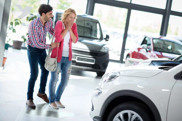 Jeune femme surprise par une nouvelle voiture — Photo