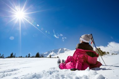 Güneşte zevk dağlar kadına