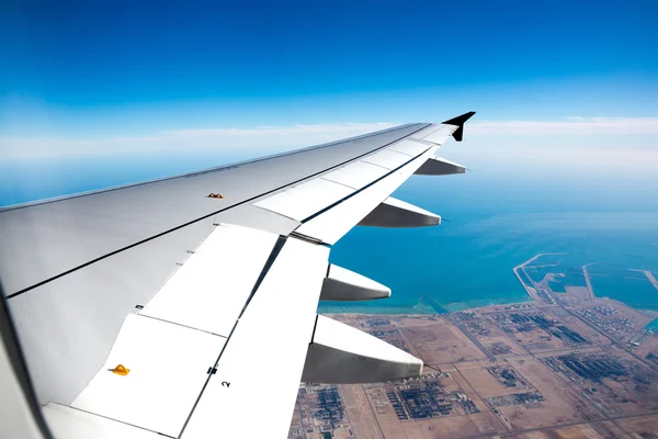 Wing of airplane during landing — Stock Photo, Image