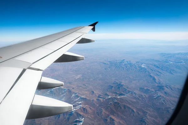 Schöne Aussicht auf Leihgabe aus dem Flugzeugfenster — Stockfoto