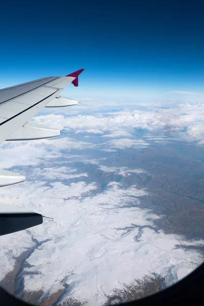 Θέα από το αεροπλάνο να τα χιονισμένα βουνά — Φωτογραφία Αρχείου