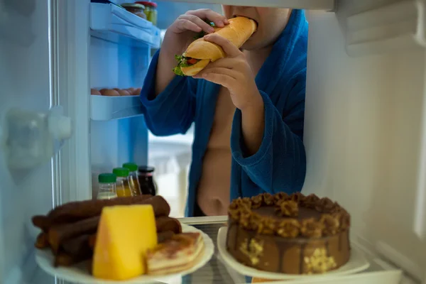 At night corpulent man violates diet — Stock Photo, Image