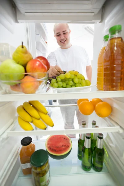 Alimentos e bebidas saudáveis no frigorífico — Fotografia de Stock