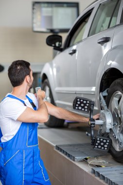 Araba tekerlek üzerinde sensörler ile