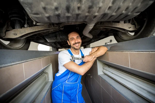 Usmívající se mechanik chlap — Stock fotografie