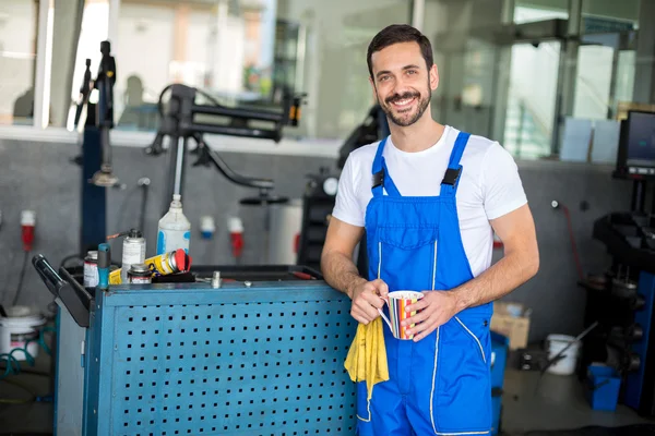 Porträtt av en mekaniker arbetar — Stockfoto