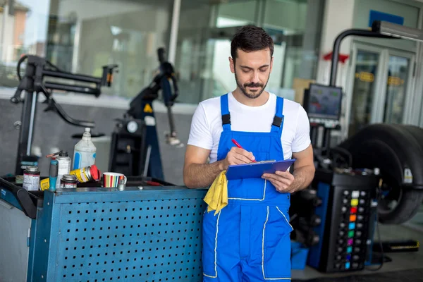 Mecánico masculino escrito en portapapeles —  Fotos de Stock