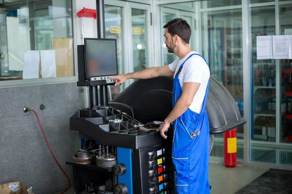 Mekanik bir denge makine hazırlar — Stok fotoğraf