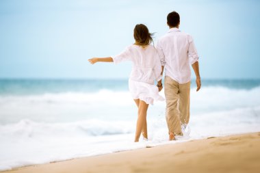 mutlu romantik genç çift Sahilde yürüyüş