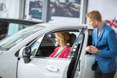 Müşteri bir dostu satıcı araba test yeni modeli ile