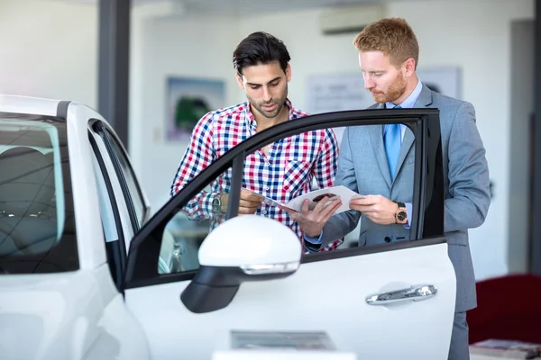 Concesionario de coches mostrando vehículo — Foto de Stock