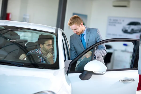 Concessionário de automóveis com cliente — Fotografia de Stock