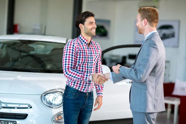 Handshake to buy that car — Stock Photo, Image
