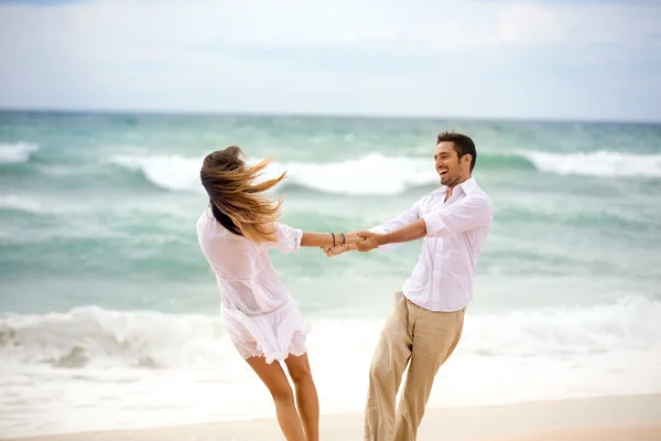 Amor casal ter g diversão na praia — Fotografia de Stock
