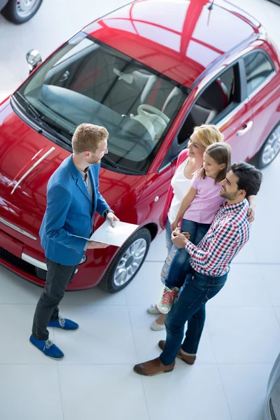 Família com concessionário automóvel — Fotografia de Stock