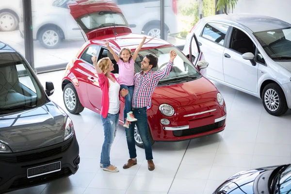 Glada familjen köper en ny bil — Stockfoto