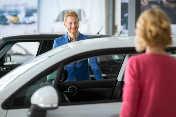 Försäljningschef på ett showroom bil med kund — Stockfoto