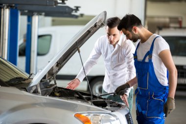 Müşteri ile tartışırken makinist