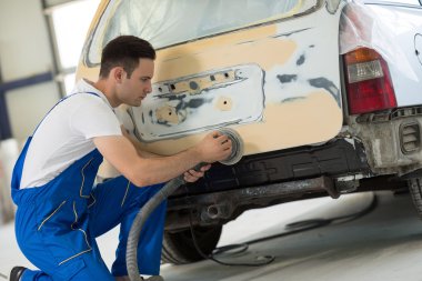 Araba ressam vücut parçası parlatır