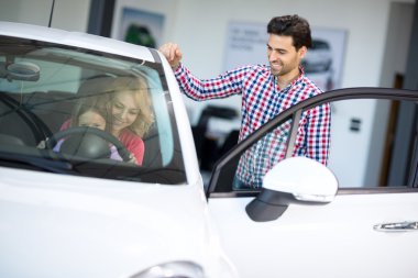 Aile araba seçimi ile genç adam