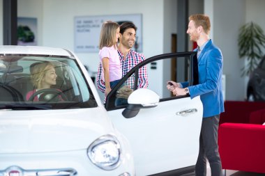 Aile dostu araba satıcısı araç seçimi ile