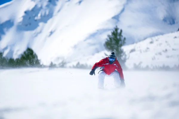 Homem snowboard descendo colina — Fotografia de Stock