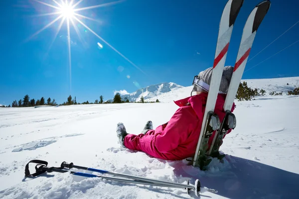 Skiër ontspannen op zonnige dag op winterseizoen — Stockfoto