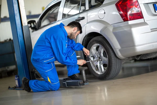 Mechanic change tyre — Stock Photo, Image