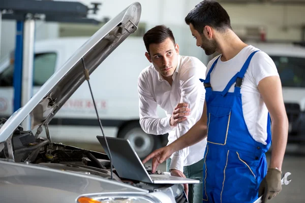 Mechaniker arbeitet am Laptop — Stockfoto