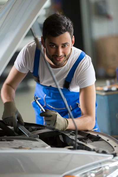 Mécanicien travaillant sur le moteur — Photo