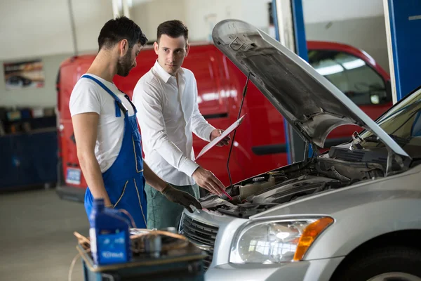 Mechanic inspection with manager — Stock Photo, Image